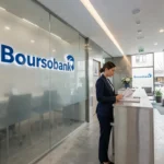 Intérieur moderne d'une agence Boursobank avec logo en verre dépoli et mobilier minimaliste épuré